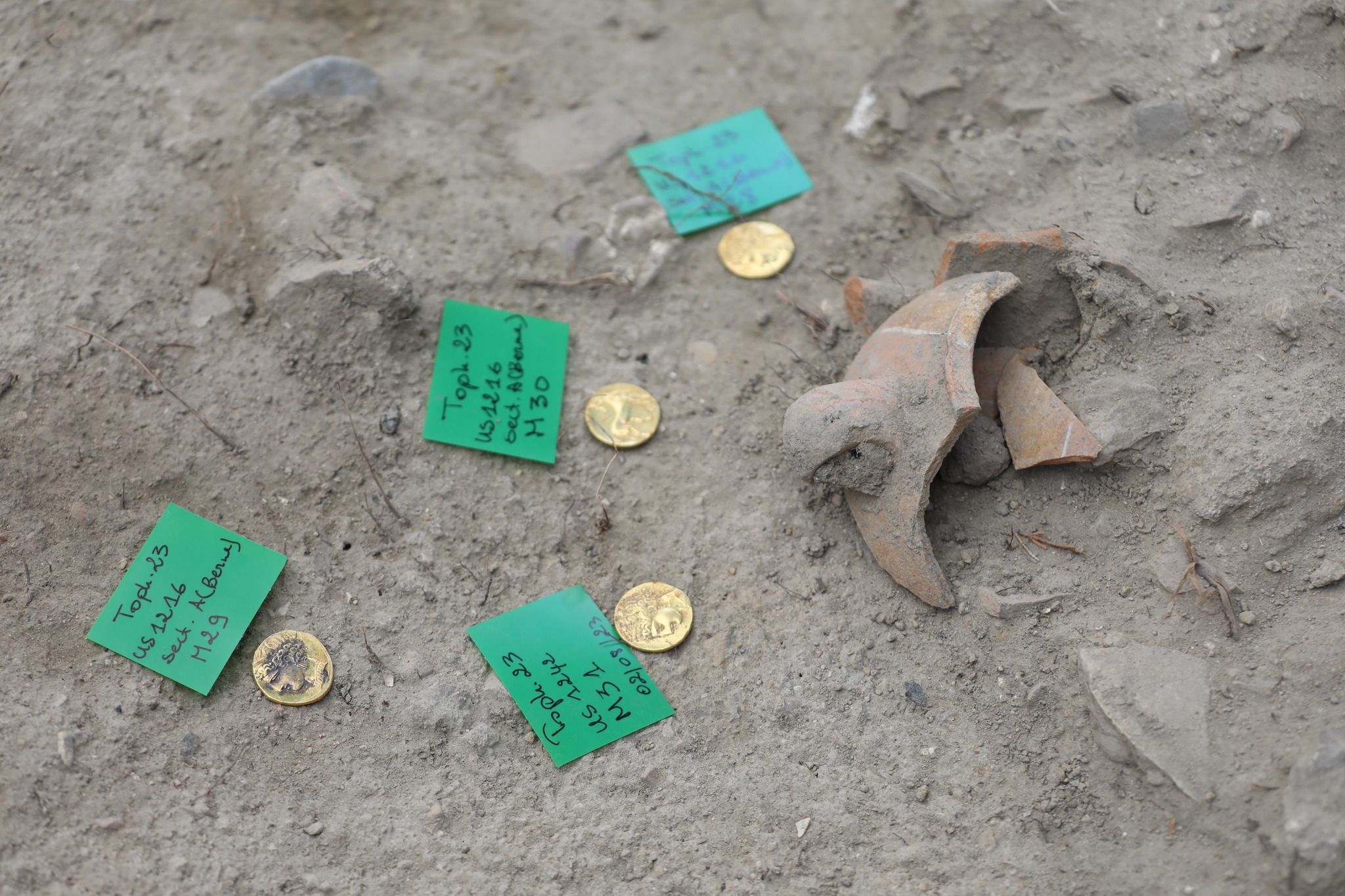 Dětské obětiště skrývalo tisíce pohřebních uren a velmi vzácné zlaté mince